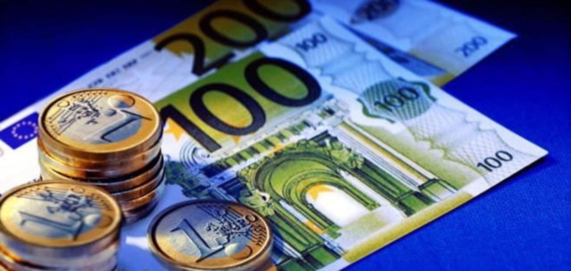 Евро в обменных пунктах продают по 15 гривен