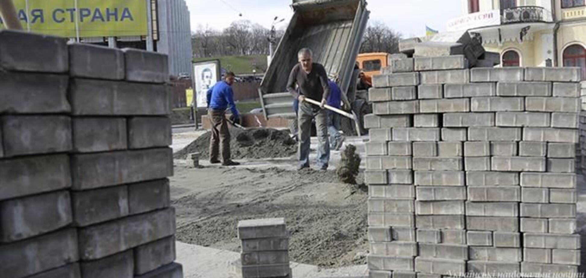 У Києві на Грушевського почали класти бруківку