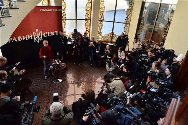 Бойцы 'Правого сектора ' освободили дачу Медведчука в Закарпатье