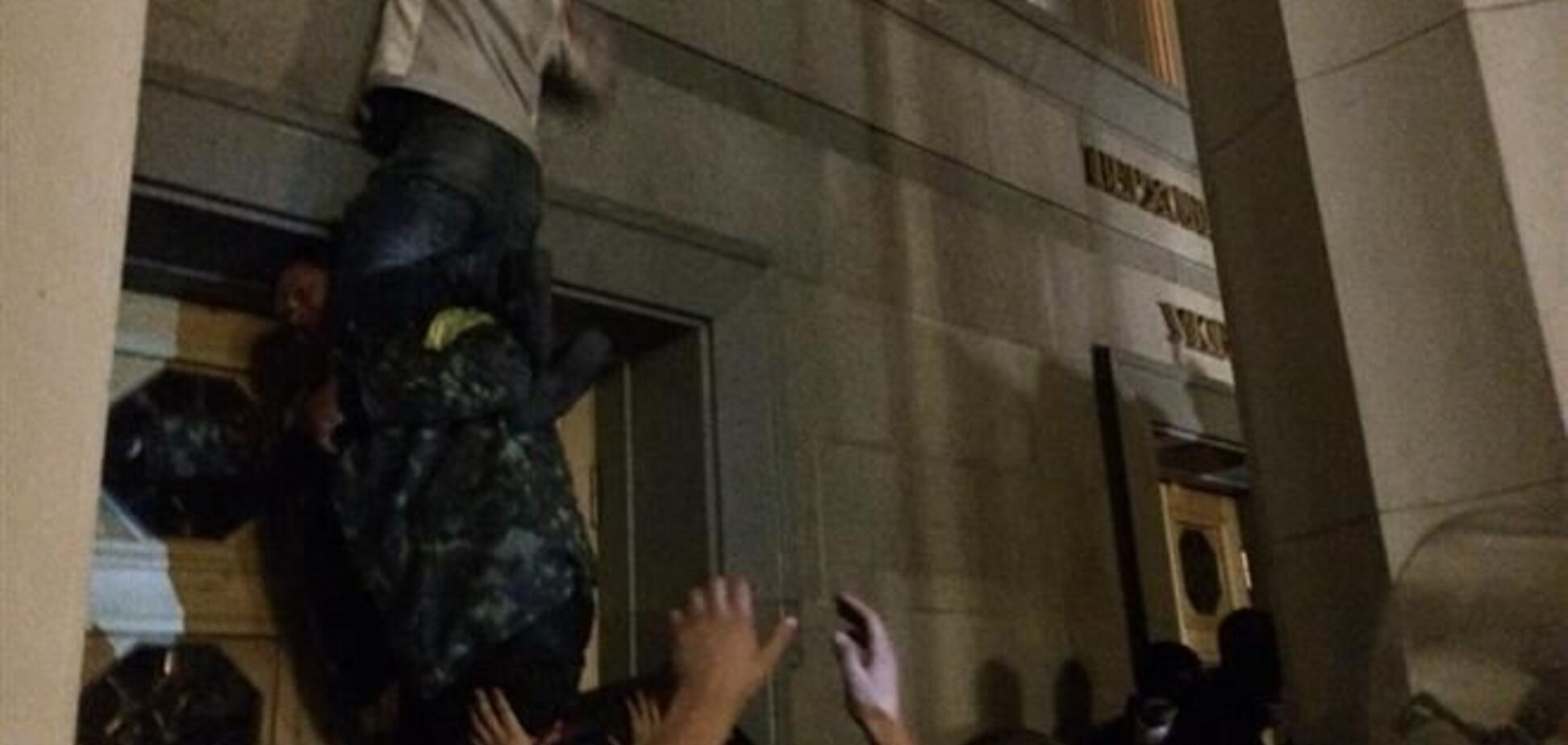 Часть радикалов ослушалась руководство 'Правого сектора' и остается у стен ВР