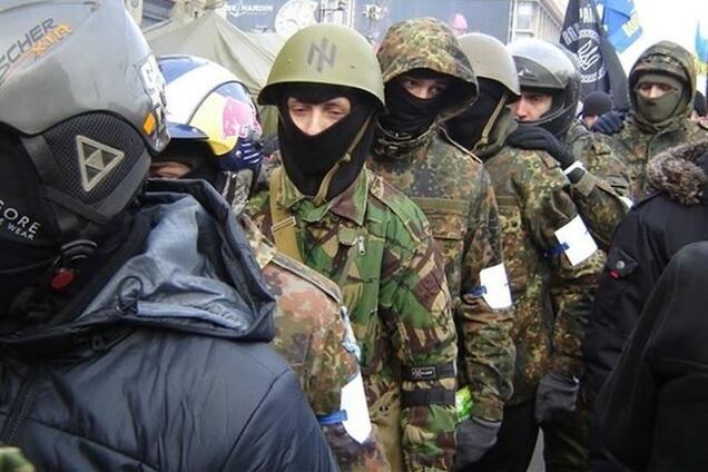 Активисты 'Правого сектора' идут с шинами под Раду