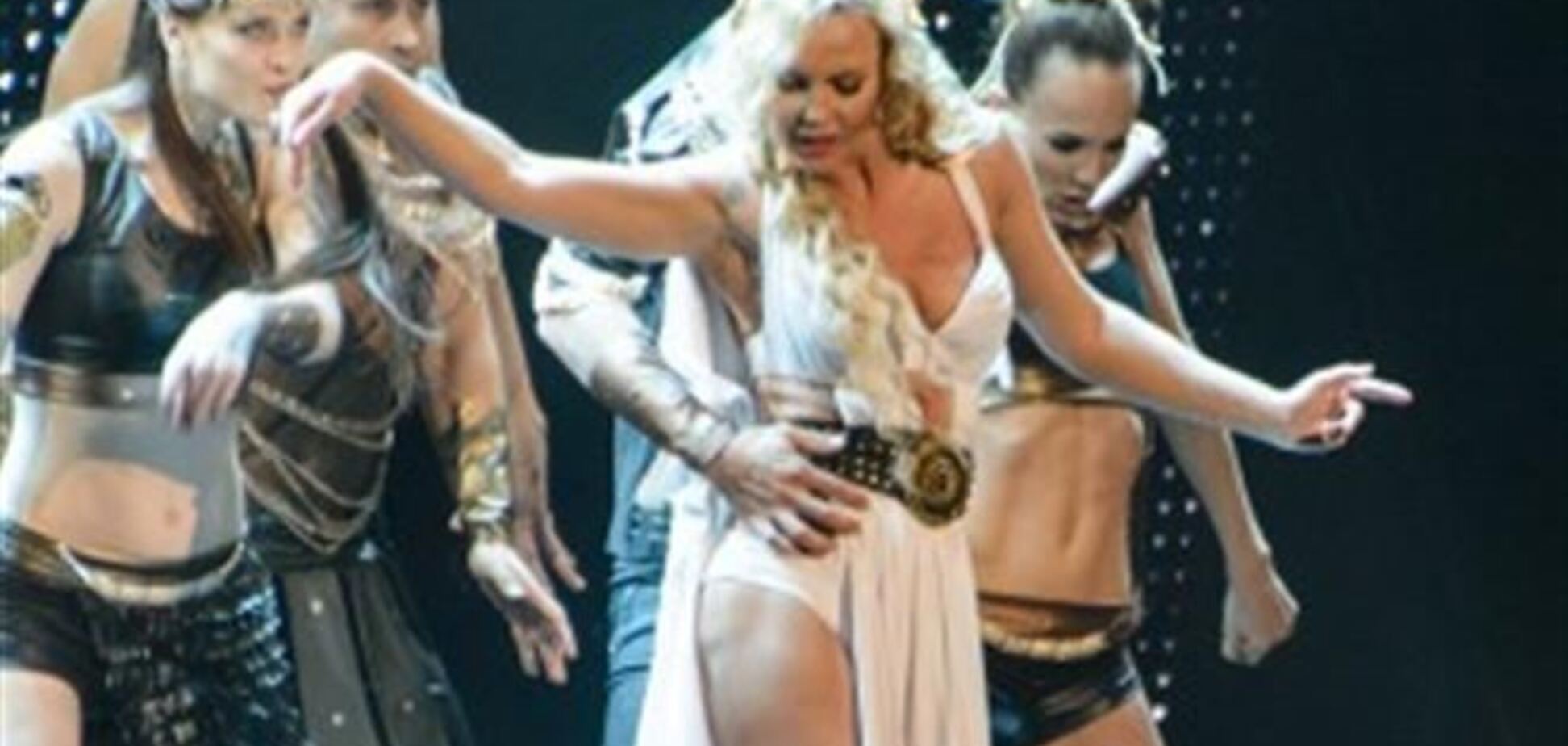 Камалия вышла на сцену в трусах