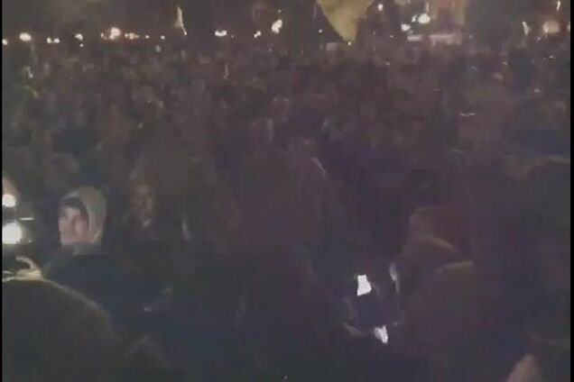 Координатор 'Правого сектора' пытается остановить штурм Рады