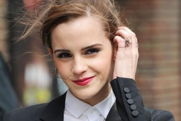 Эмма Уотсон в строгом, но очень секси брючном костюме