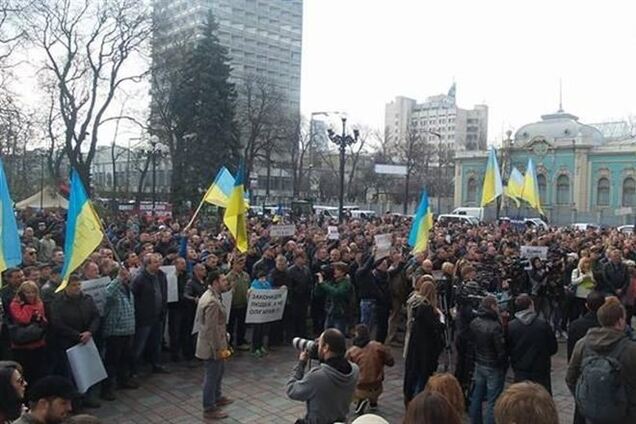 Под ВР около тысячи активистов предъявили претензии к парламентариям