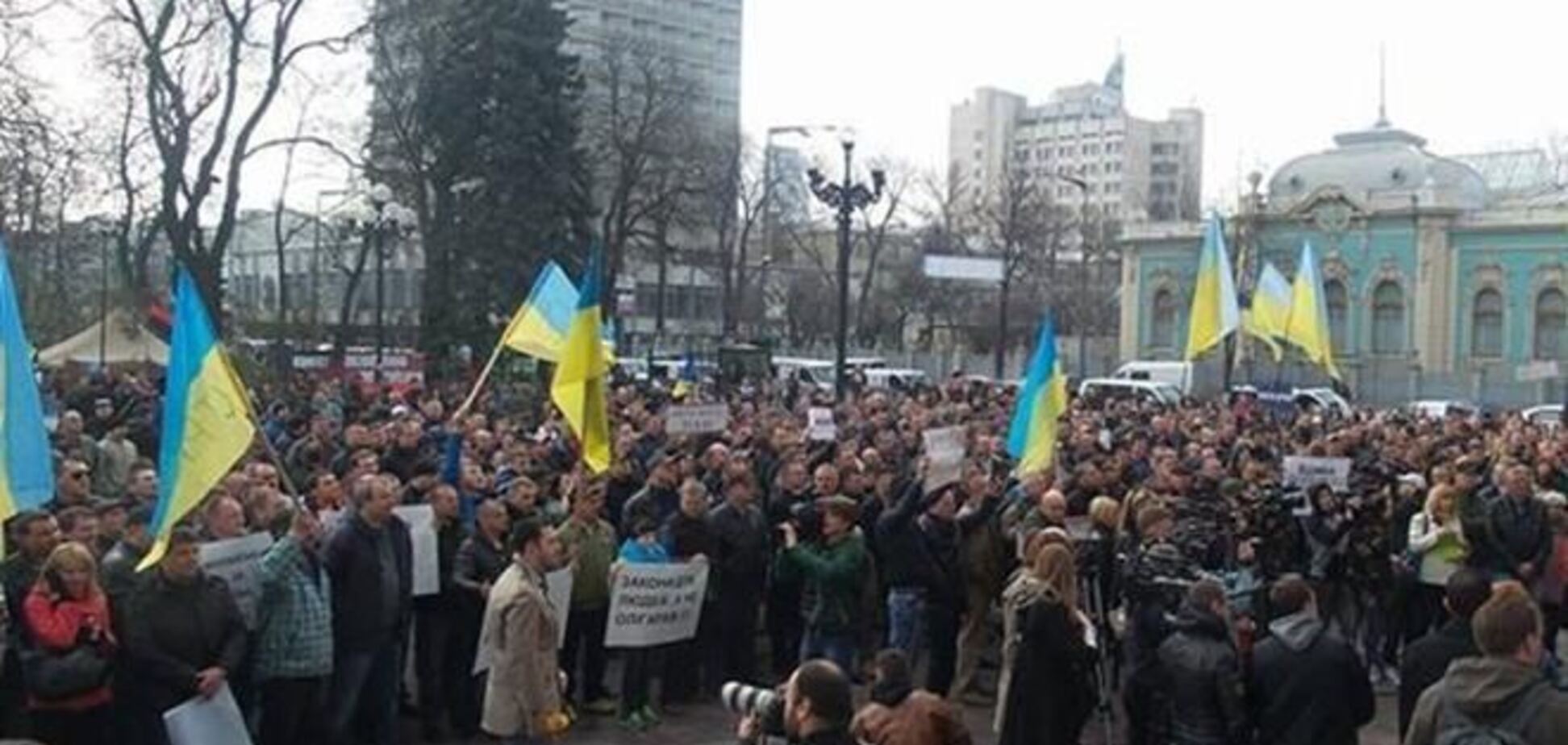 Под ВР около тысячи активистов предъявили претензии к парламентариям