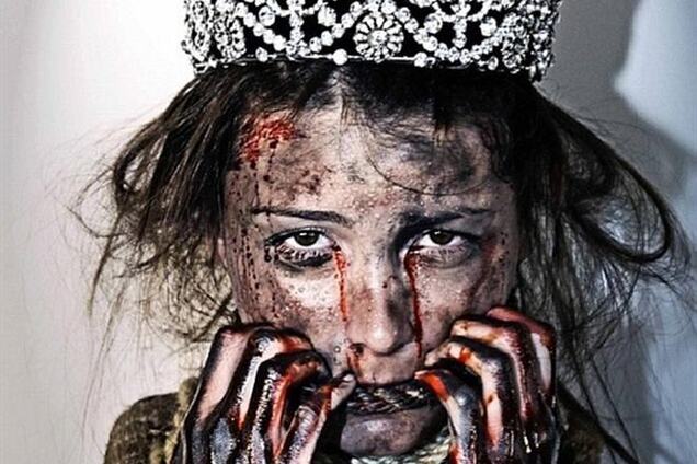'Мисс Вселенная 2009' в крови и с кляпом во рту взывает о помощи народу Венесуэлы