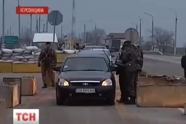 На пункте пропуска в Крыму над военными из Бельбека издевается крымский 'Беркут'