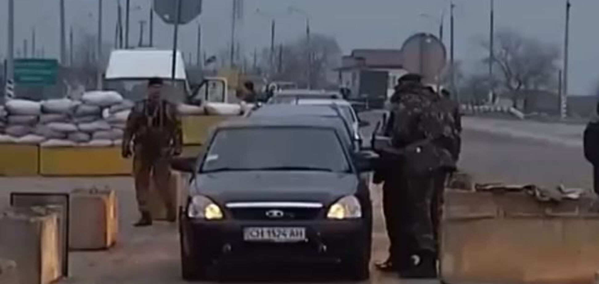 На пункті пропуску в Криму над військовими з Бельбеку знущається кримський 'Беркут'