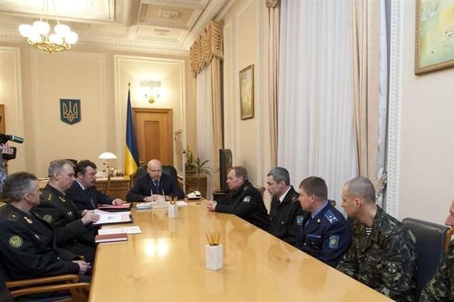 Освобожденные из плена в Крыму офицеры будут награждены -Турчинов