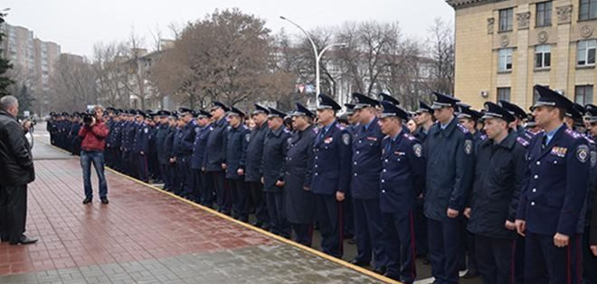 В Луганске 800 милиционеров молча поддержали Авакова