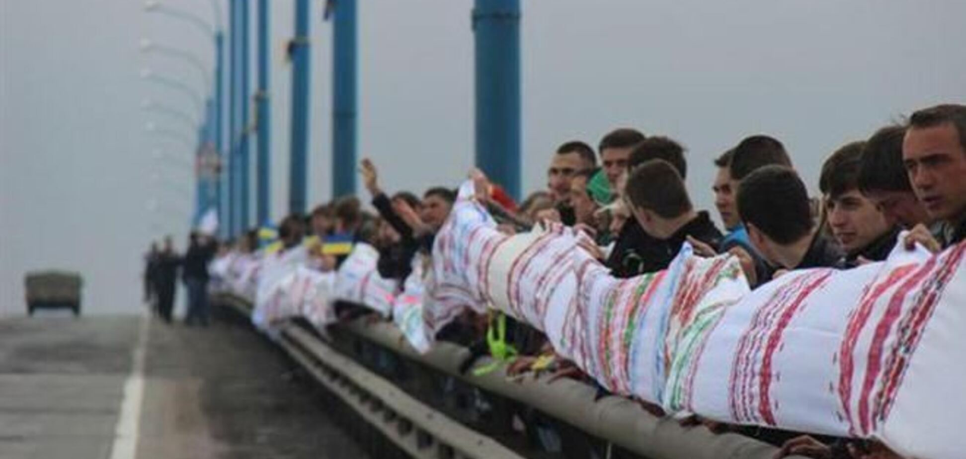 Херсонцы соединили берега Днепра 700-метровым рушником