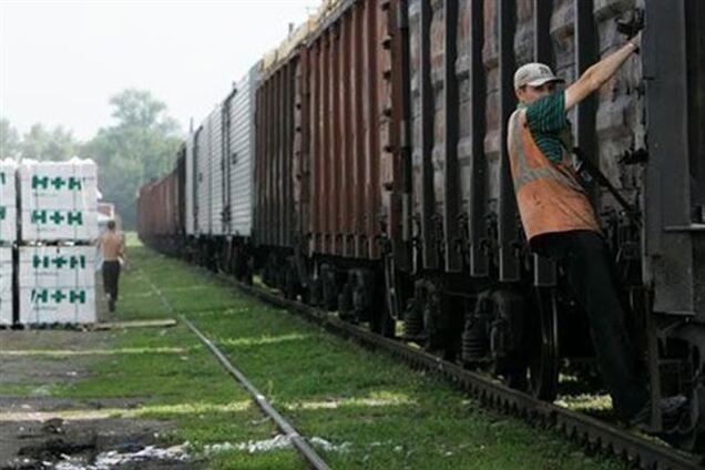 Под Севастополем российские военные грузят украинскую технику для отправки