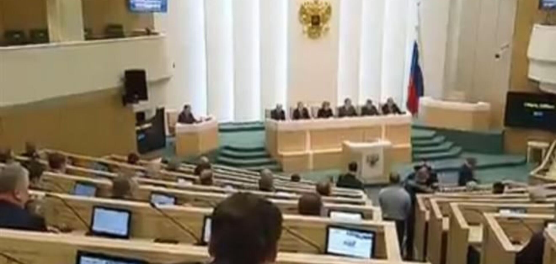 Журналист: во время голосования по вводу войск в Украину в Совфеде произошел раскол