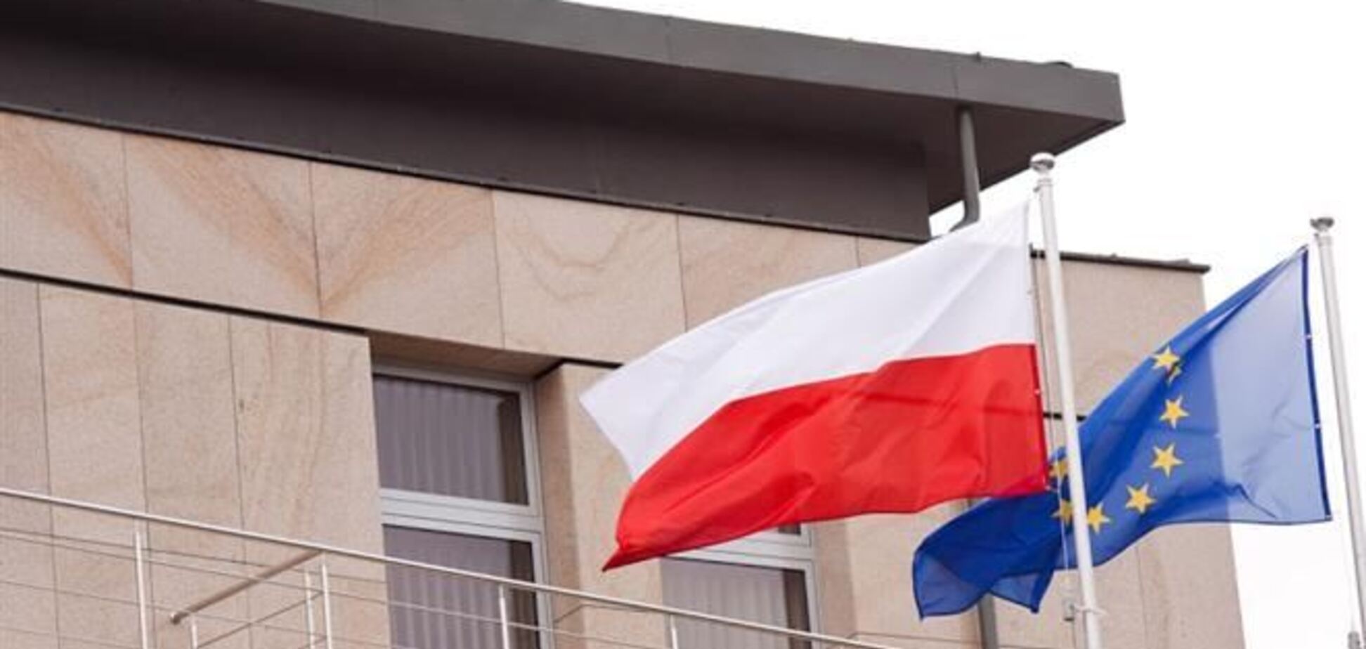 Львов усилил охрану дипломатических представительств и консульств