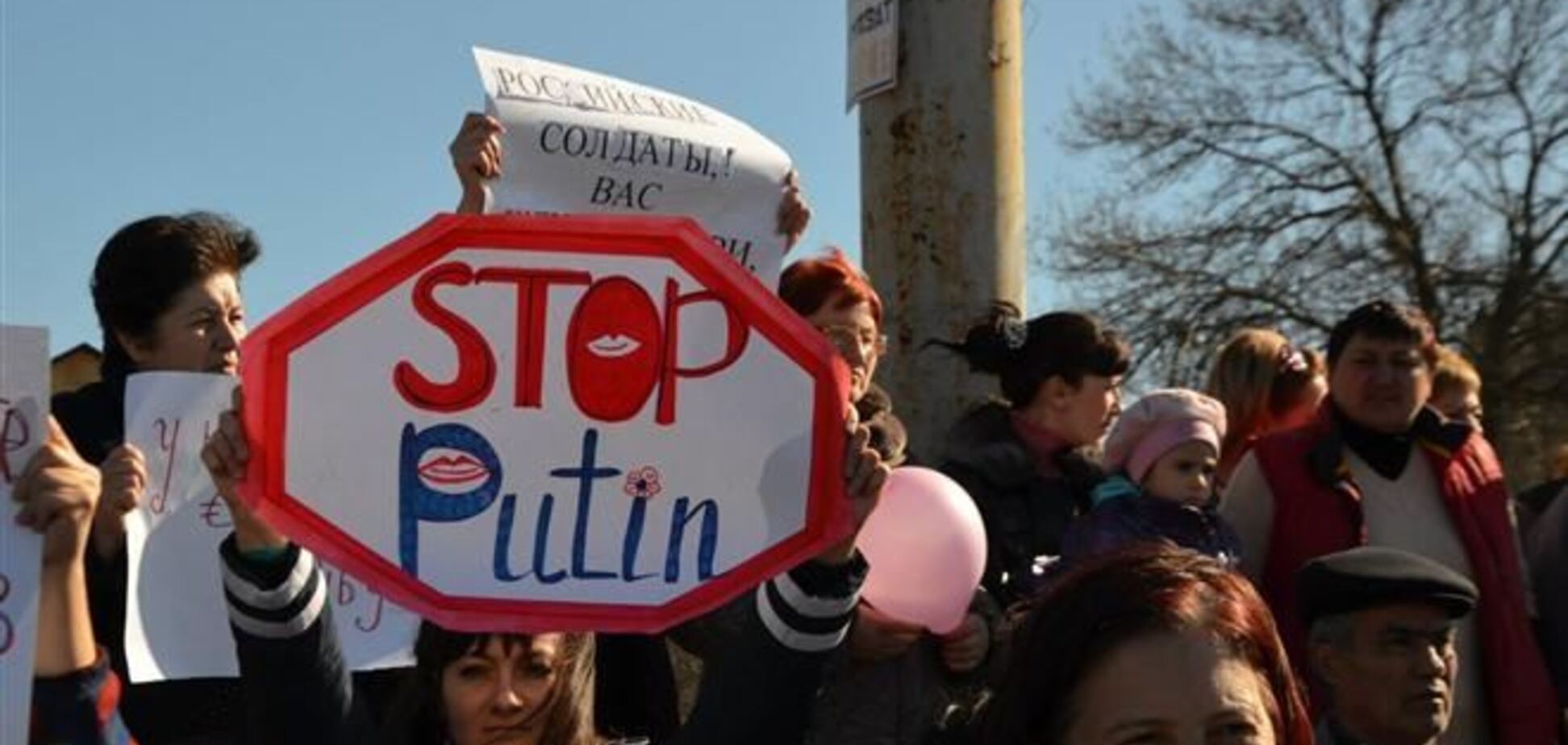 Крымские женщины вышли на митинг против российской агрессии. Фоторепортаж
