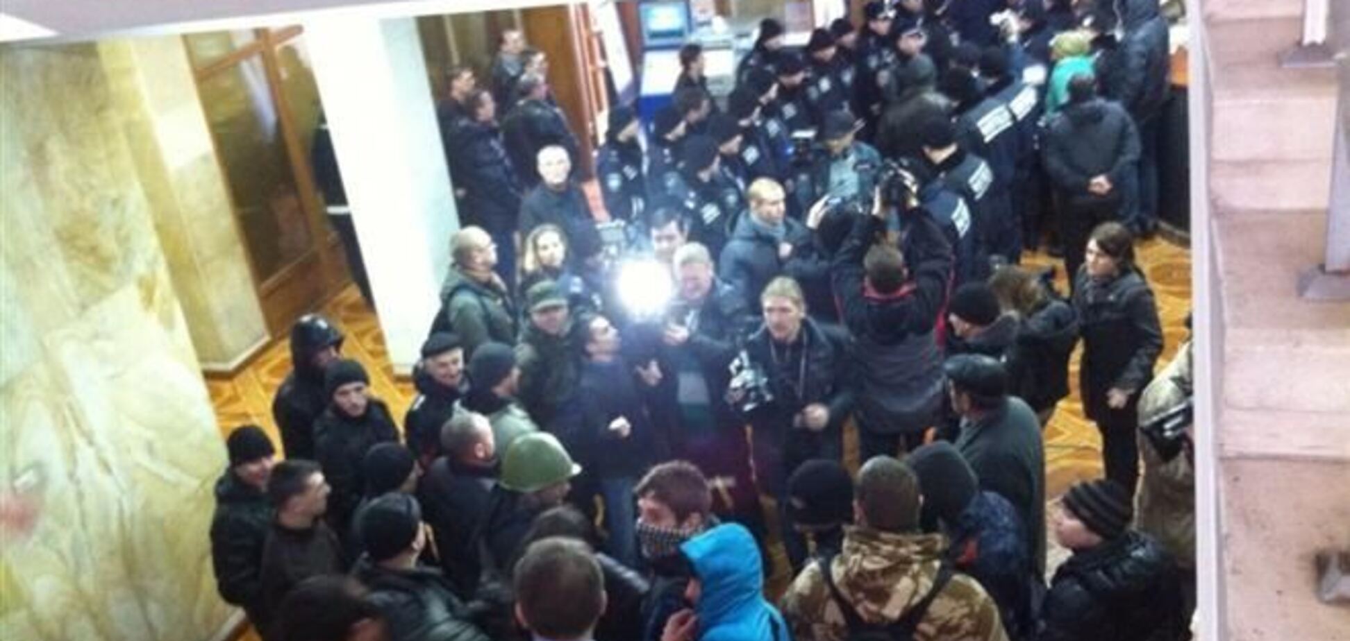 В Одесі проросійські радикали не випускають депутатів з ОДА