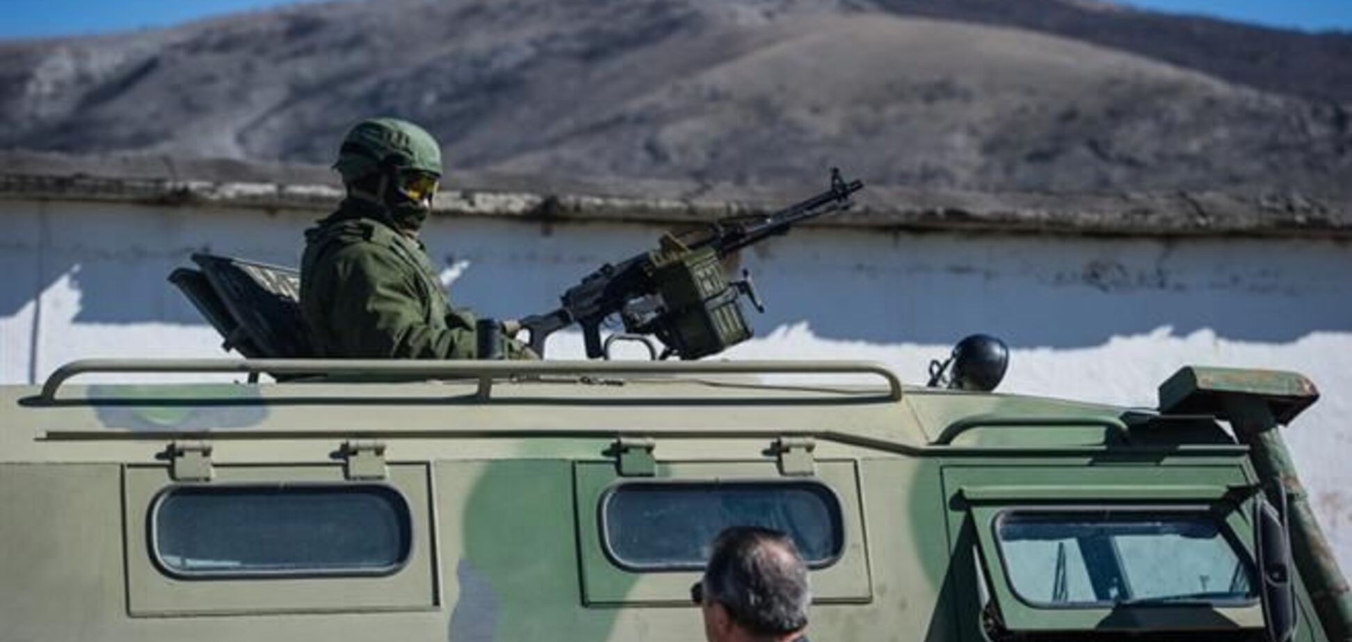 Через Керченскую переправу прорвались автобусы и грузовики с вооруженными лицами — Госпогранслужба