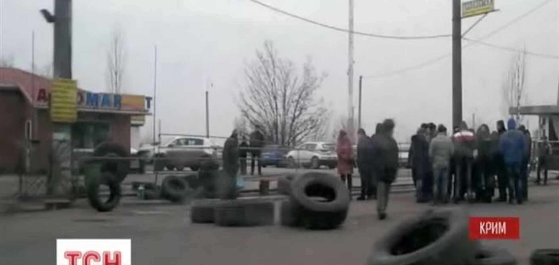 Мятежный 'Беркут' перекрывает въезд в Крым