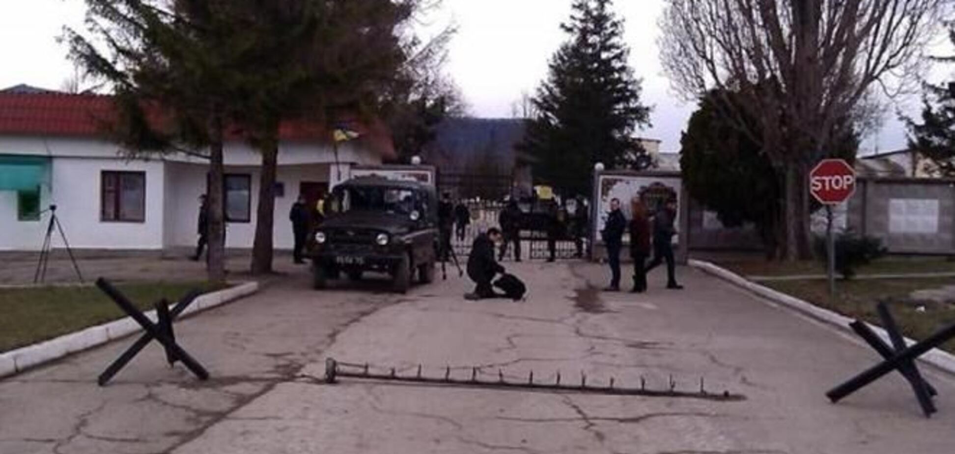 Местные в Перевальном встали живым щитом у входа в воинскую часть