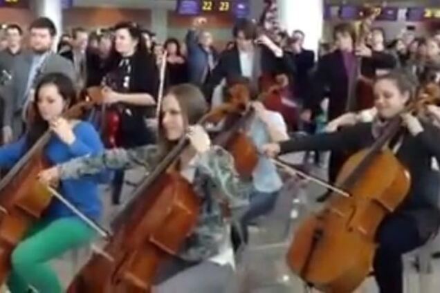 В шести аэропортах Украины исполнили гимн Евросоюза