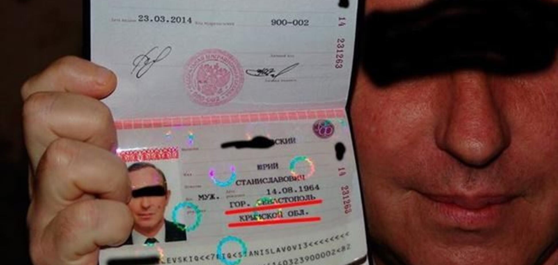 Тымчук: Россия выдает крымчанам паспорта с несуществующей 'Крымской областью'