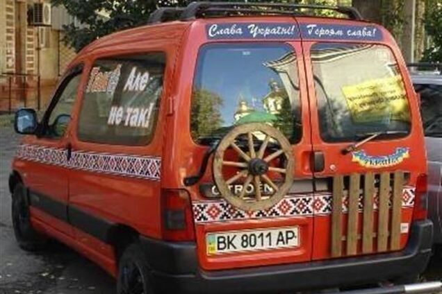 На автодорогах Украины появились авто с патриотическим тюнингом