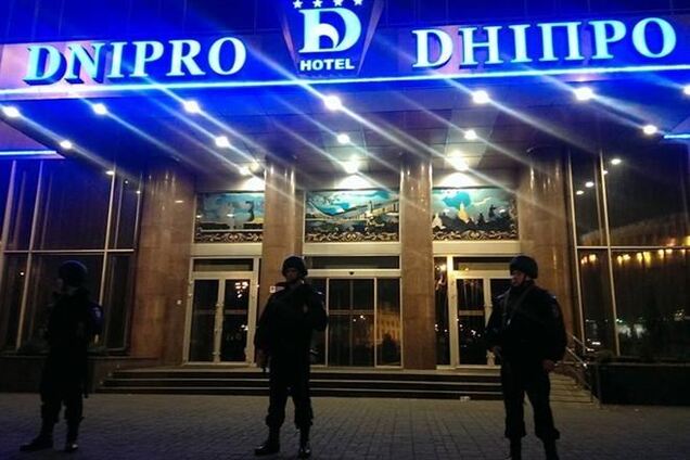 МВД заблокировало отель 'Днепр' с вооруженными активистами 'Правого сектора' внутри