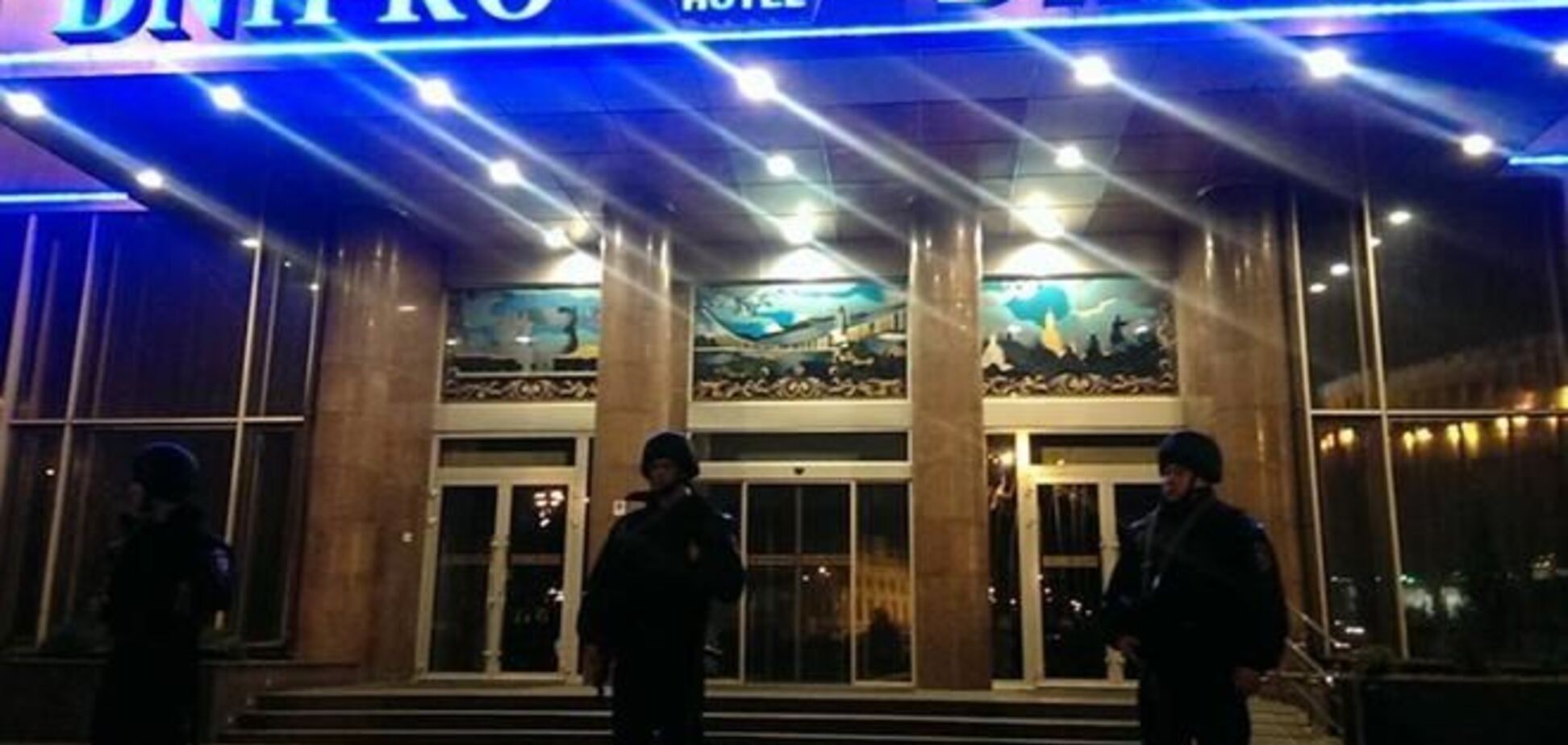 МВД заблокировало отель 'Днепр' с вооруженными активистами 'Правого сектора' внутри