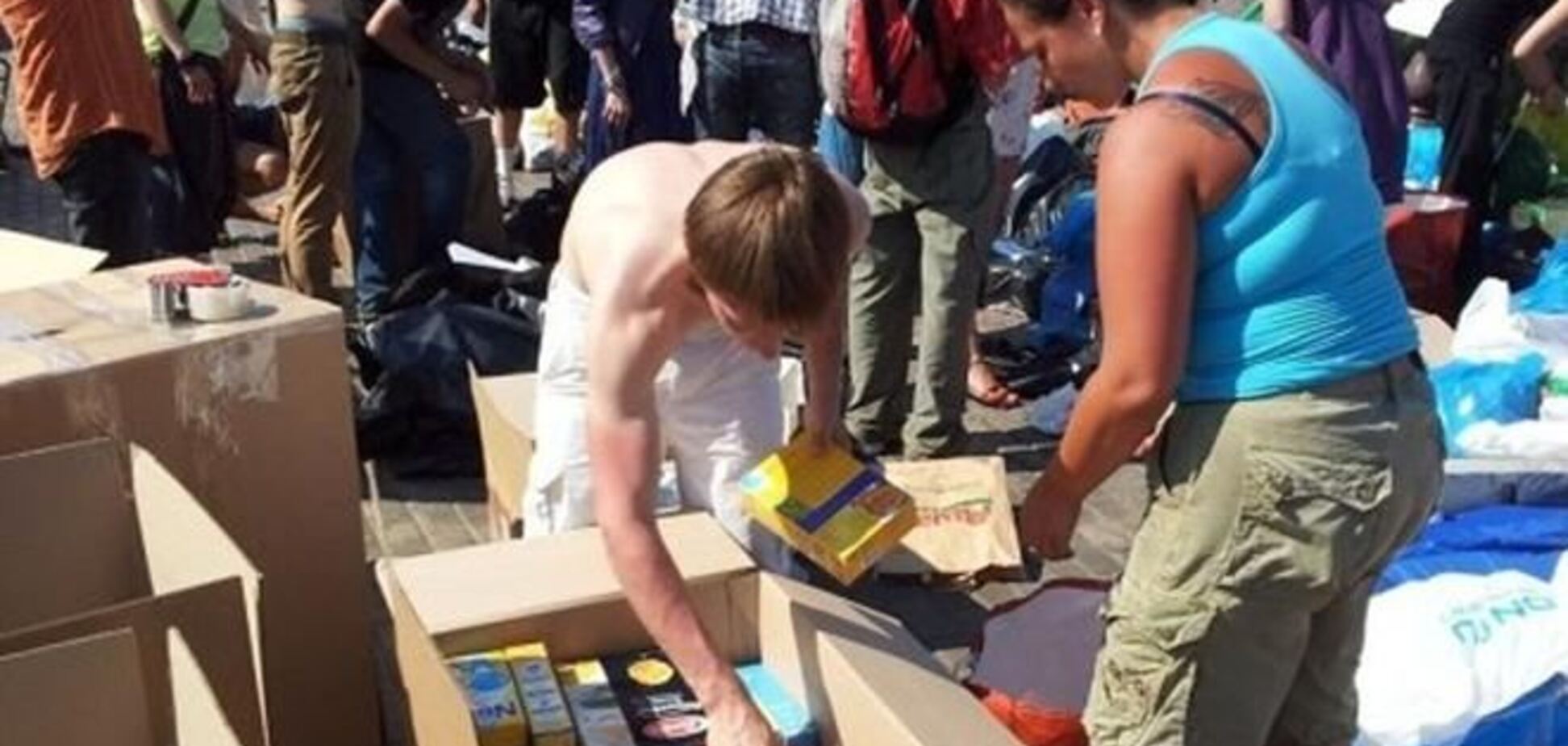 Поляки массово отправляют украинцам гуманитарную помощь по почте