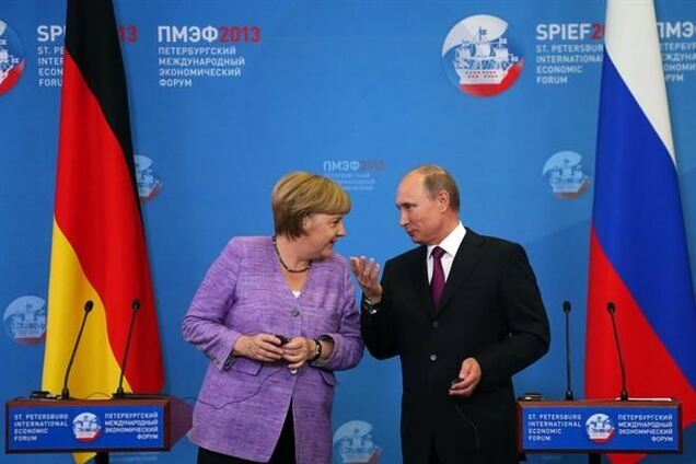 Путин рассказал Меркель о важности конституционной реформы в Украине