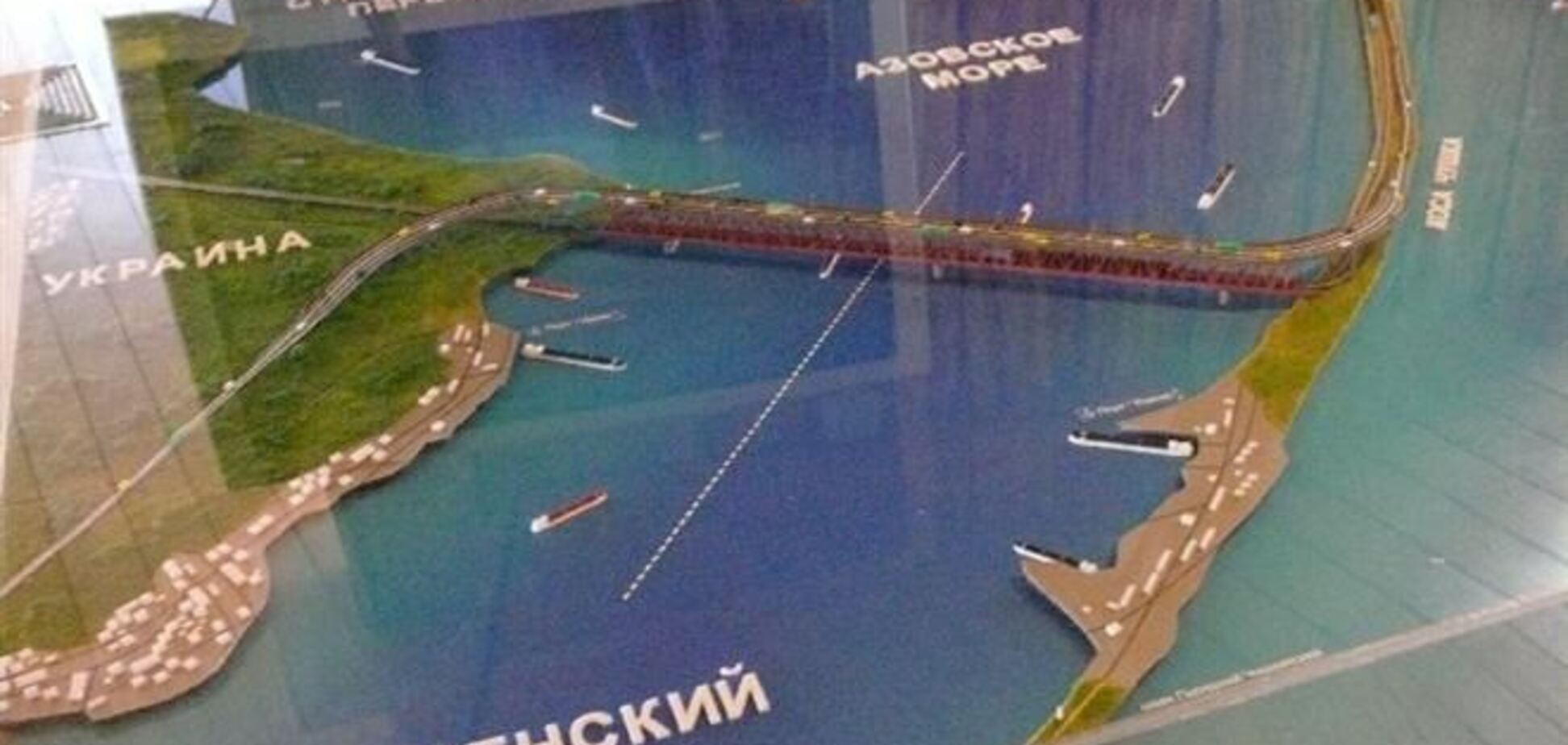Медведєв розглядає різні варіанти мостів через Керченську протоку