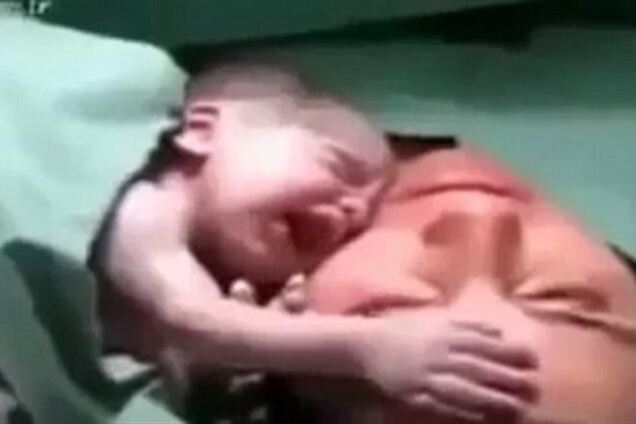 Интернет покорило видео, на котором новорожденный не дает себя забрать от матери