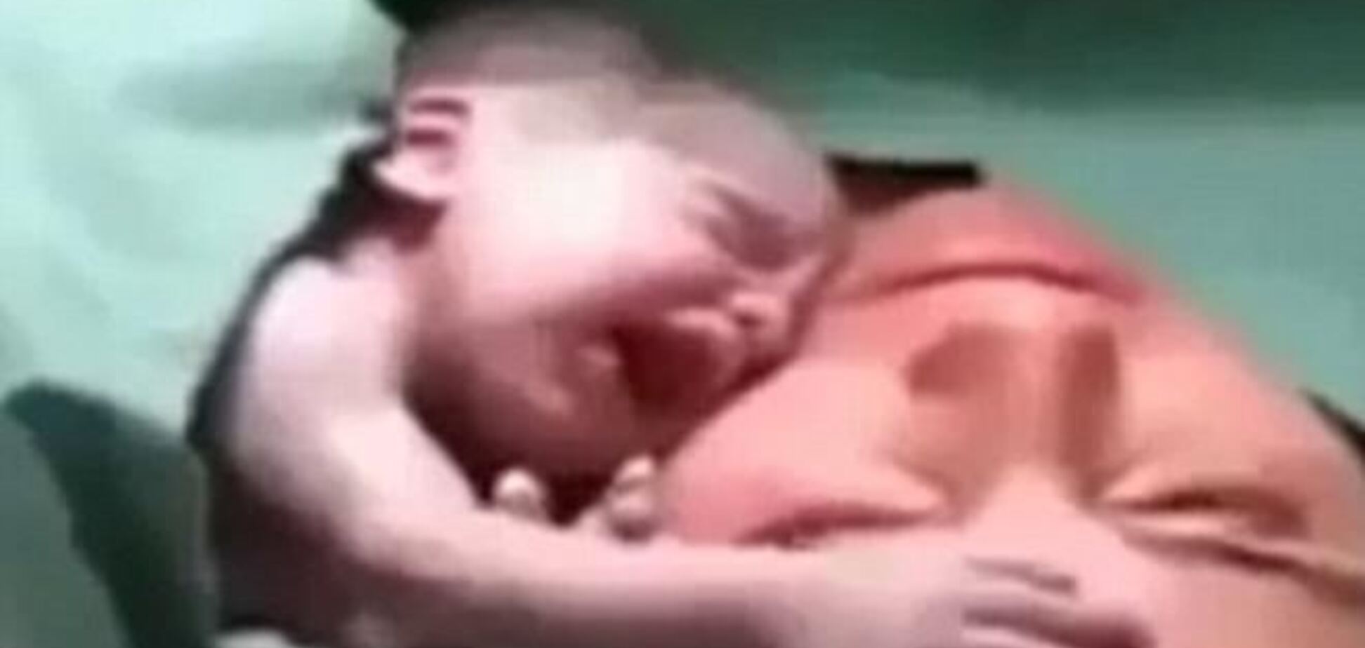 Интернет покорило видео, на котором новорожденный не дает себя забрать от матери
