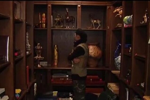 Неизвестные на КАМАЗе пытались вывезти из Межигорья сокровища Януковича