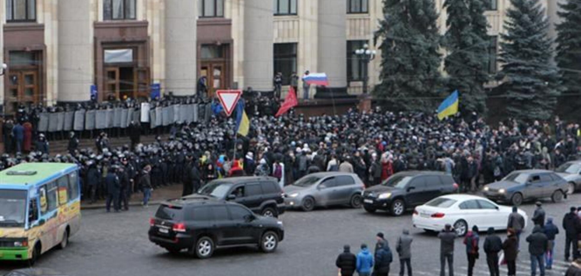 Под Харьковской ОГА митинг, была попытка штурма здания