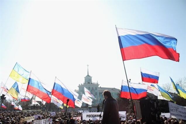 Появилось видео, на котором провокаторы из РФ устанавливали российские флаги в Луганске