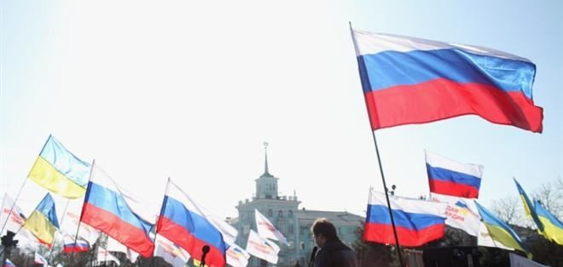 Появилось видео, на котором провокаторы из РФ устанавливали российские флаги в Луганске