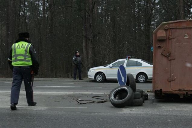 Въезды в Киев патрулируют кобровцы с автоматами