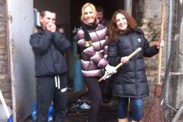 Камалия и Юсупова вышли с вениками на Майдан