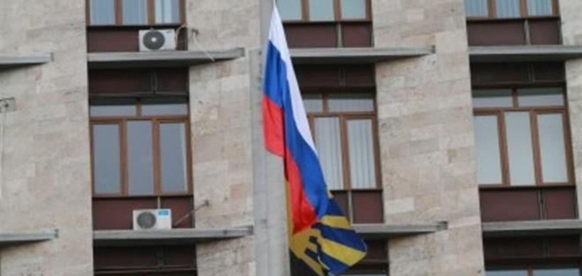 Донецька облрада захопили проросійські активісти: над будівлею знову майорить прапор РФ