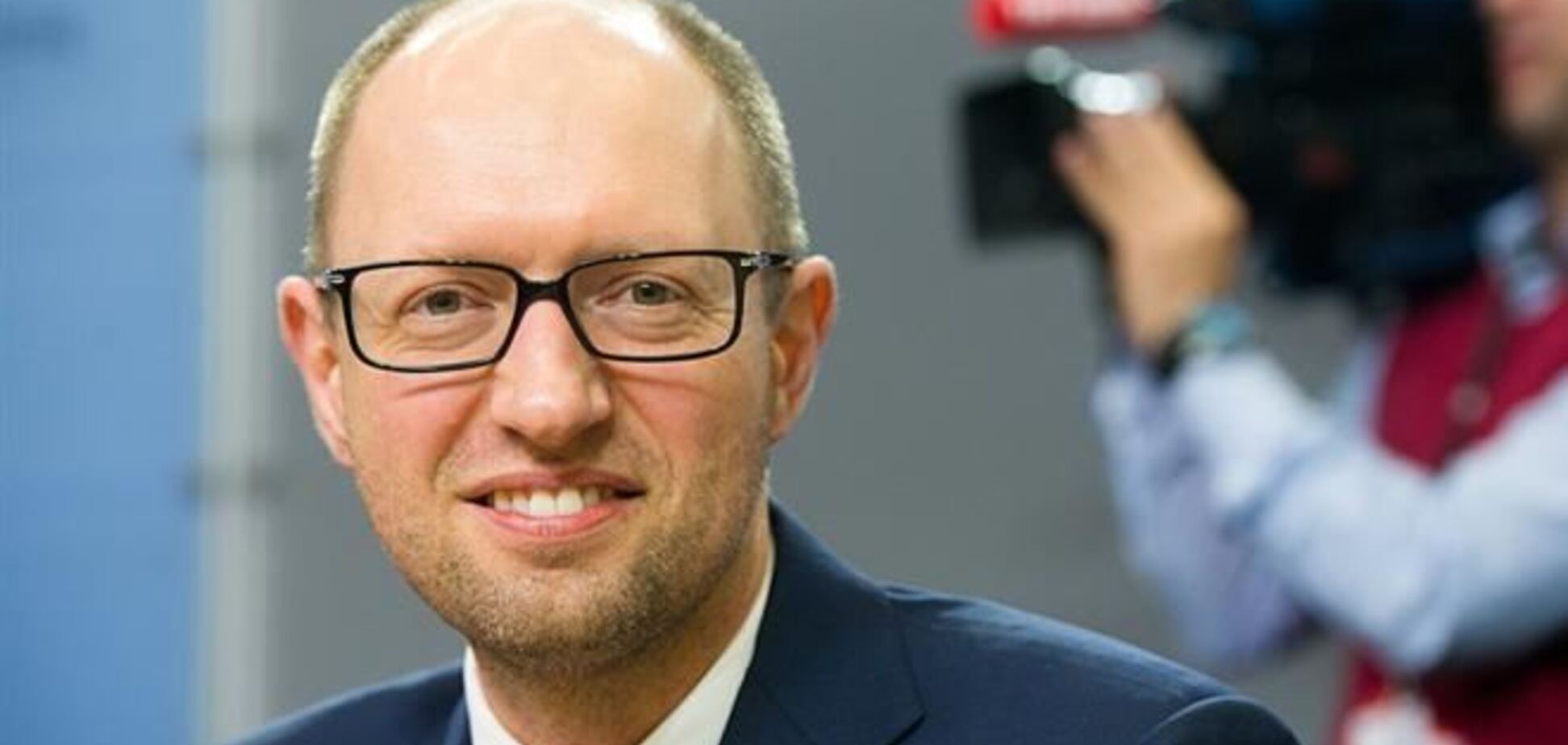 Яценюк обещает и дальше перечислять деньги в Крым