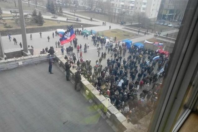 Пророссийские активисты начали штурм Донецкой ОГА