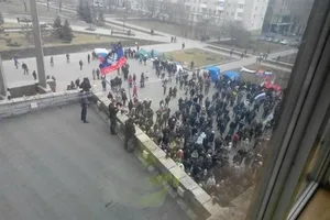 Пророссийские активисты начали штурм Донецкой ОГА