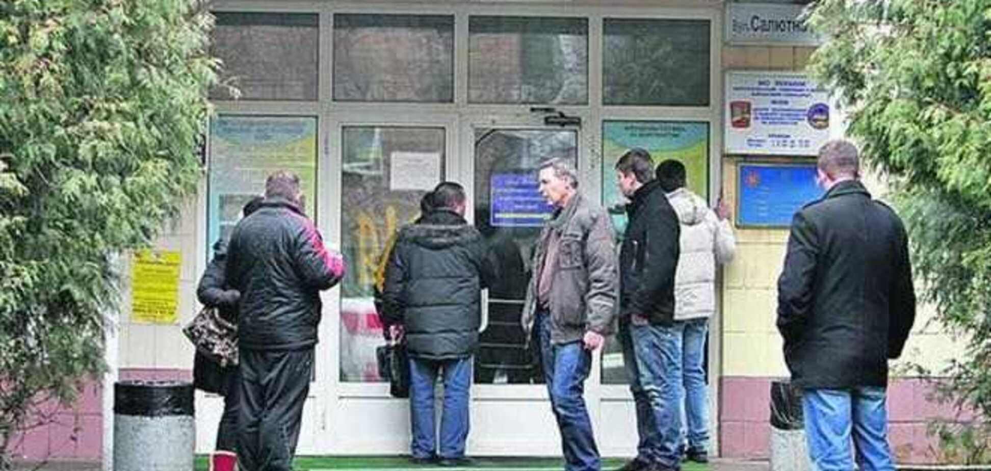 В киевские военкоматы идут даже те, кто раньше прятался от армии