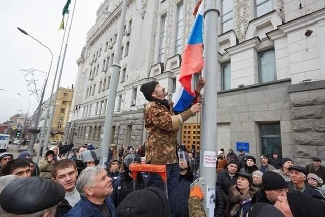 В Харькове митингует тысяча сепаратистов