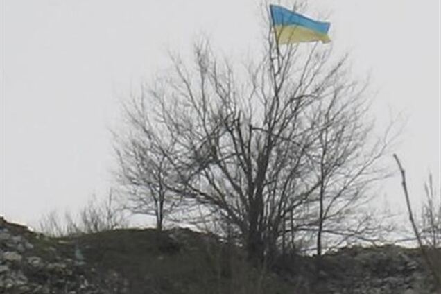 На терриконе в Донецке появился государственный флаг