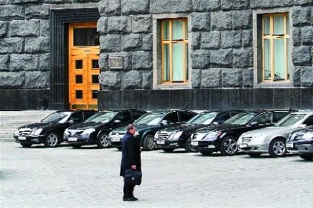 От продажи авто чиновников заработают 40 млн гривен
