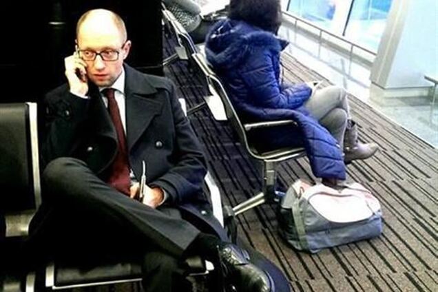 Яценюк полетів до Брюсселя на звичайному літаку