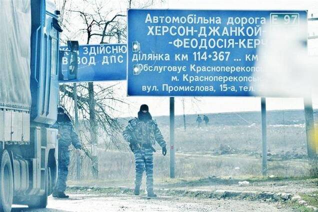 Въезд в Крым блокируют шесть БТРов